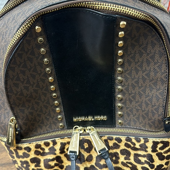 Michael Kors Medium Backpack Leopard - Picture 5 of 16